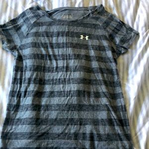 Women’s Under Armour heat gear top. Size medium.